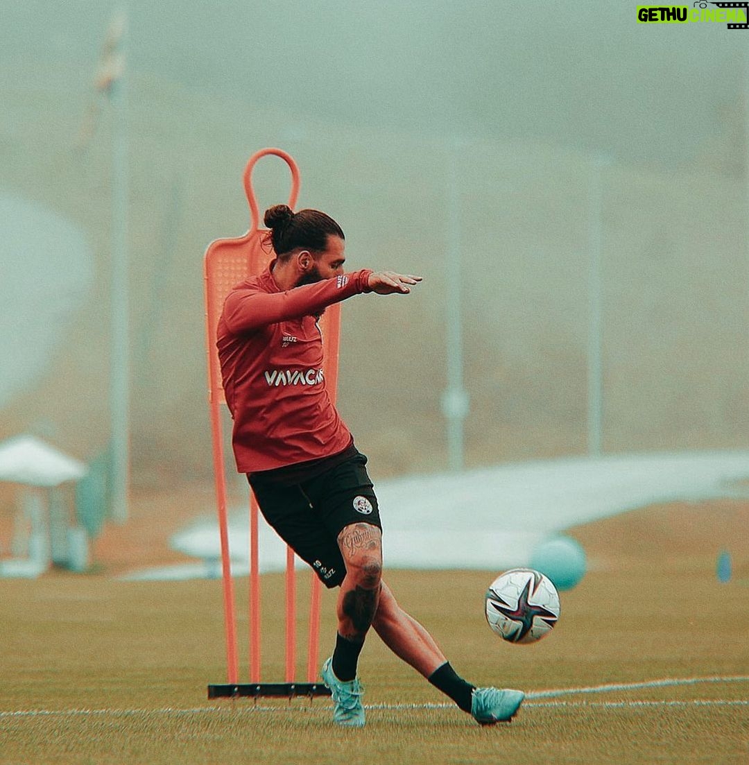 Jimmy Durmaz Instagram - Çalışmaya devam 💪 Loading. ⚽️ #jd #dmz #karagümrük