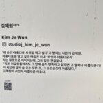 Jin Ho-eun Instagram - - 지면으로부터의 해방. Photographer @studioj_kim_je_won 'Alone' "작은 이슬 방울이라도 그 안에 숨이 반짝이고 있다면 그 얼마나 아름다운가! 이 세상에 살아 숨 쉬는 모든 것, 그 순간순간이 아름답다." 잘 보고 갑니다! 제원 실장님 :) 🖤