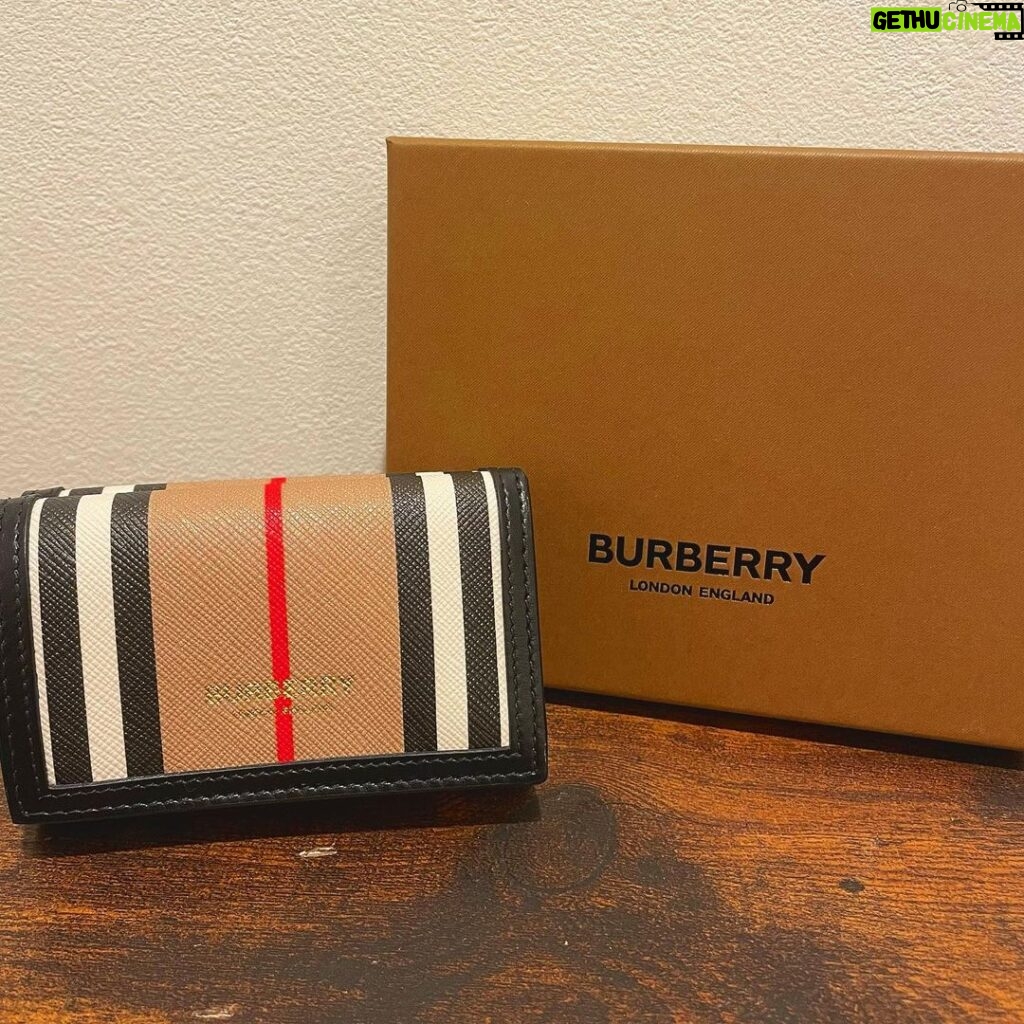 JinJin Instagram - 本日は縁起の良い一粒万倍日なので(？) 自分に財布を🫶🫶 ここ数年間ずっとBurberryの財布🫶らびゅ(？)
