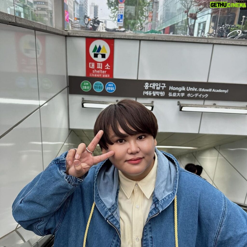 JinJin Instagram - 韓国イムニダ🇰🇷 キメ顔してるけどゴミ箱の横で草🎶