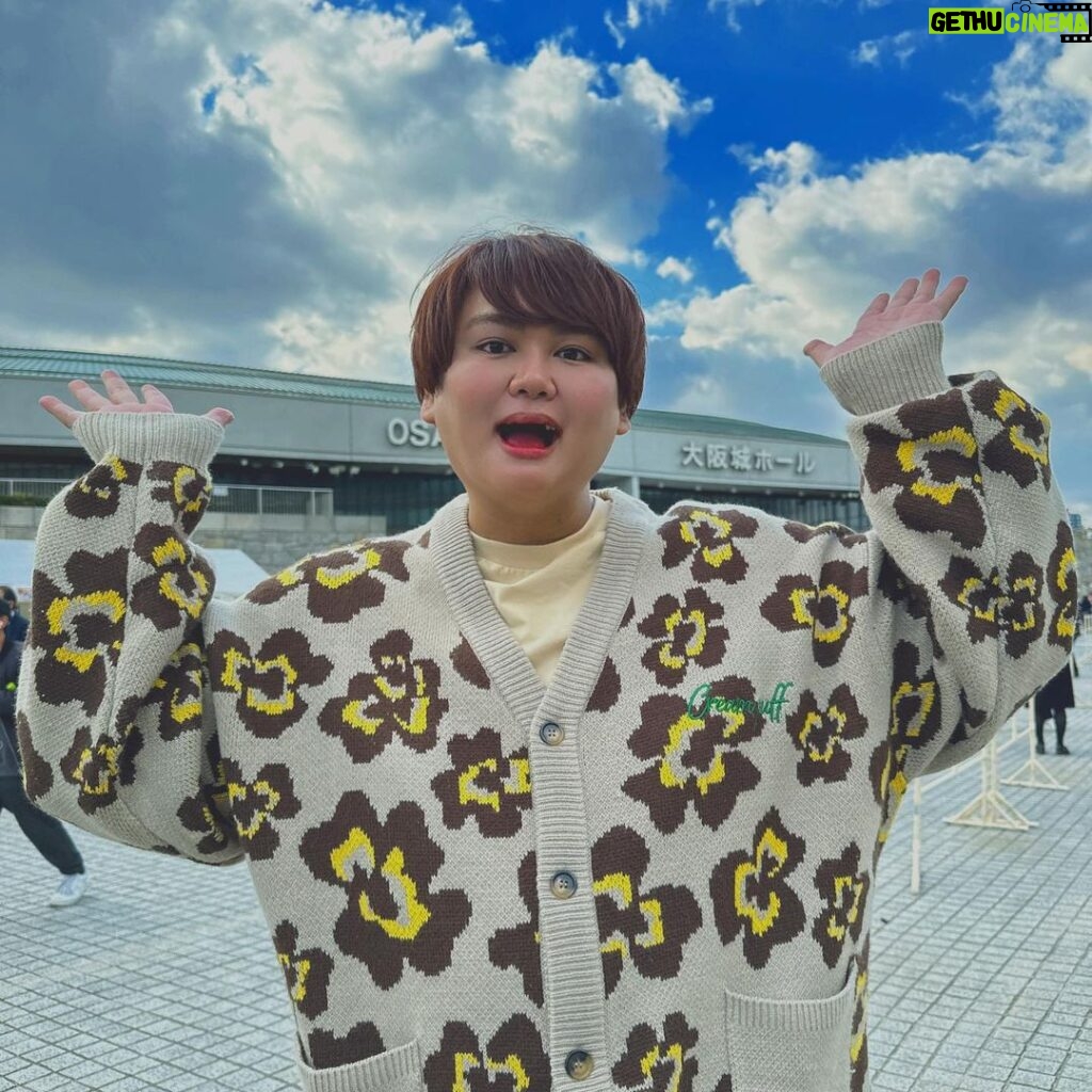 JinJin Instagram - 初めての大阪城ホール！！興奮🫶💖 そこで40年以上つづくのサントリー1万人の第九をみてきました🥺 1万人以上の人が一斉に合唱するのを生で聴けて終始鳥肌が立つほど興奮してました…🥺✨ #PR #サントリー1万人の第九　 #サントリー