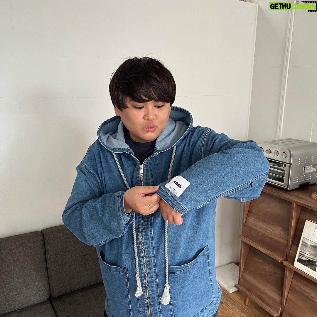 JinJin Instagram - . . 大きいフーディ大好き🫣🎶るんるん . . 明日JINCL(@jincl_official )から重大発表があります🫣🧡