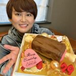 JinJin Instagram – .
.
29歳になりました🎂💖

29歳はどの年よりもたくさん肉食ってやる🍖🍖(？)
.
.
タナカガにお祝いしてもろた😶💖
まじありがとう🥺✨