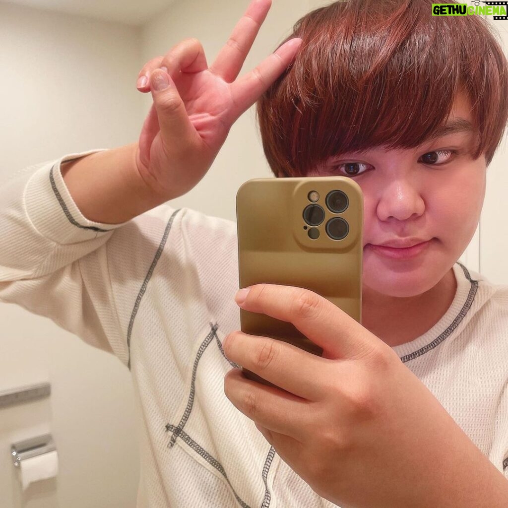 JinJin Instagram - 髪の毛メンテナンスぅううううう‼️ トイレっていっちゃん盛れる🎶