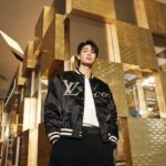 Jirawat Sutivanichsak Instagram - Me in varsity with the LVERS! พบกับป๊อปอัพ สโตร์ที่โดดเด่นด้วยลายตารางหมากรุก Damier สีทองจากคอลเลกชัน Spring/Summer 2024 ของ Louis Vuitton ได้แล้ววันนี้ที่ สยามพารากอนและเซ็นทรัล ภูเก็ต ฟลอเรสต้า @louisvuitton