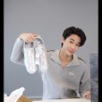 Jirawat Sutivanichsak Instagram - Are you looking for the perfect gift this holiday season? ใส่ #OnitsukaTiger เท่ตั้งแต่ Unbox 😎⚡️ @onitsukatigerofficial @onitsukatigerth