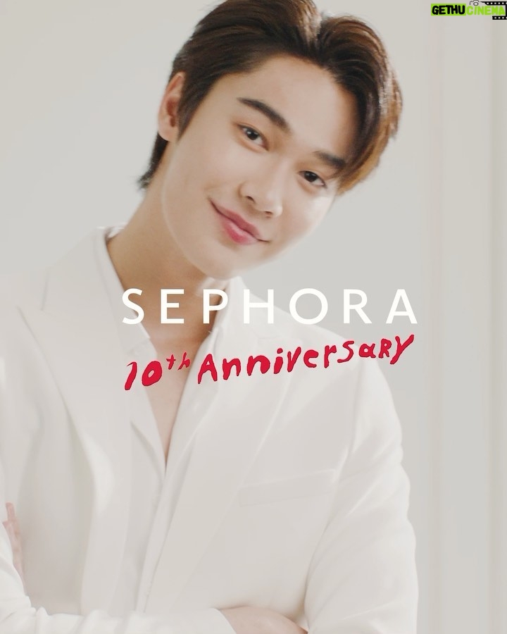 Jirawat Sutivanichsak Instagram - Sephora Thailand 10th Anniversary! ดิวอยากชวนทุกคนมาฉลองครบรอบ 10 ปีเซโฟราประเทศไทย เซโฟราเค้ามีส่วนลดพร้อมของขวัญ Limited Edition มากมาย แล้วพบกันที่ร้านเซโฟราทุกสาขาและออนไลน์นะครับ #เซโฟรารู้จักแค่ชื่อก็อยากเชิญเข้ามาชอป #SephoraThailand10thAnniversary @thaisephora