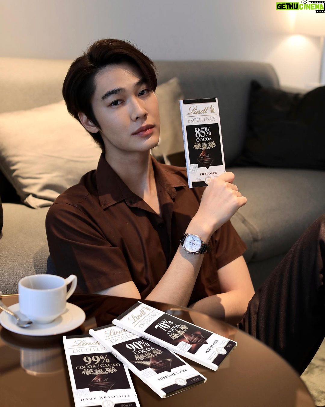 Jirawat Sutivanichsak Instagram - ช่วงที่ทำงานติดกันหลายๆ วัน พอถึงวันหยุดต้องรีแลกซ์ให้เต็มอิ่ม ดิวเลือกช็อกโกแลตจาก Lindt EXCELLENCE ยิ่งทานตอนเหนื่อยๆ ยิ่งรู้สึกมีแรงขึ้นมาทันที นอกจากจะช่วยให้รีแลกซ์แล้ว ยังช่วยบูสต์เอเนอร์จี้อีกด้วย แล้วเค้ามีหลากหลายความเข้มให้เลือก ส่วนดิวชอบ 85% RICH DARK ยิ่งกินกับชาอัสสัมร้อนๆ สักแก้ว ฟินเลย 🍫☕️ ไปลองกันได้เลยนะ ที่ห้างสรรพสินค้าชั้นนำทั่วไป รับรองว่าติดใจแน่นอน🤎 #LindtChocolate #LindtExcellence #DarkChocolate #Lindt