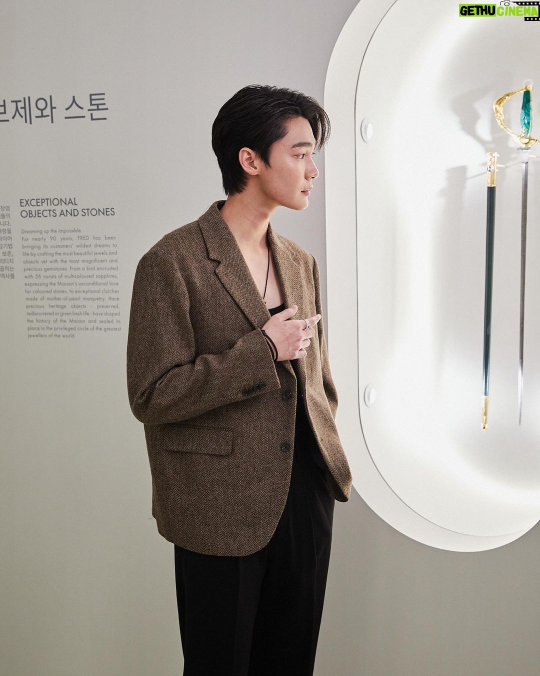Jirawat Sutivanichsak Instagram - Feeling empowered in FRED’s jewellery, and honored to visit the Maison’s exhibition in Seoul, particularly amazed by the exquisite craftsmanship of Monsieur Fred Inner Light High Jewelry Collection✨🌟💫 It’s such an amazing experience beyond words. Dive into the heritage of @FREDjewelry, and find the happiness in the colourful jewelry as if every creation was a celebration of life. #FREDJewelry #FREDParis #FREDExhibition #FREDHeritage #FREDHighJewelry