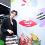Jirawat Sutivanichsak Instagram - วันนี้ดิวพามาชมบรรยากาศ Event สุด Exclusive ที่งาน Sephora Carnival อยากชวนทุกคนมาจอยเวิร์คชอปจากแบรนด์ดังและเล่นเกมส์พร้อมรับของขวัญมากมาย มาได้ตั้งแต่วันนี้ - 23 ตุลาคมนี้ เวลา 13.00 - 19.00 น. ที่สยามเซ็นเตอร์ชั้น G ข้างร้านเซโฟราสยามเซ็นเตอร์ #เซโฟรารู้จักแค่ชื่อก็อยากเชิญเข้ามาชอป #SephoraThailand10thAnniversary @thaisephora