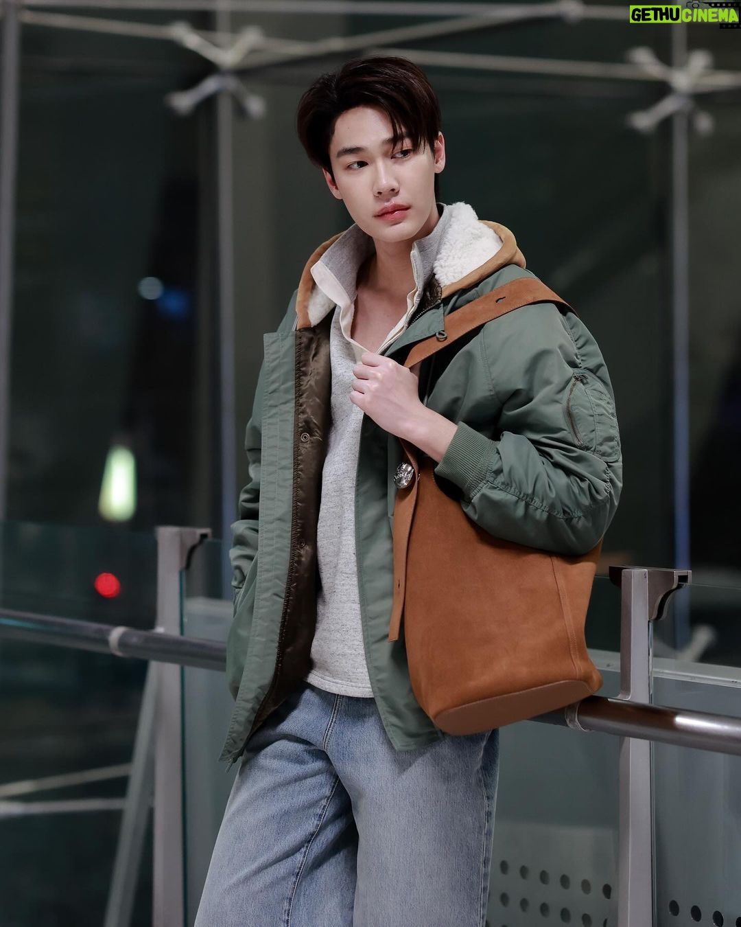 Jirawat Sutivanichsak - 515.1K Likes - Bonjour, Paris! I’m so excited for the upcoming @LOEWE Fall Winter 2024 Men’s Show.
Let’s watch the show together on January 20, 2024, at 6:00 pm (TH Time).
Join me for a fashion-filled experience!
#LOEWE
#LOEWEFW24
#LOEWExDew