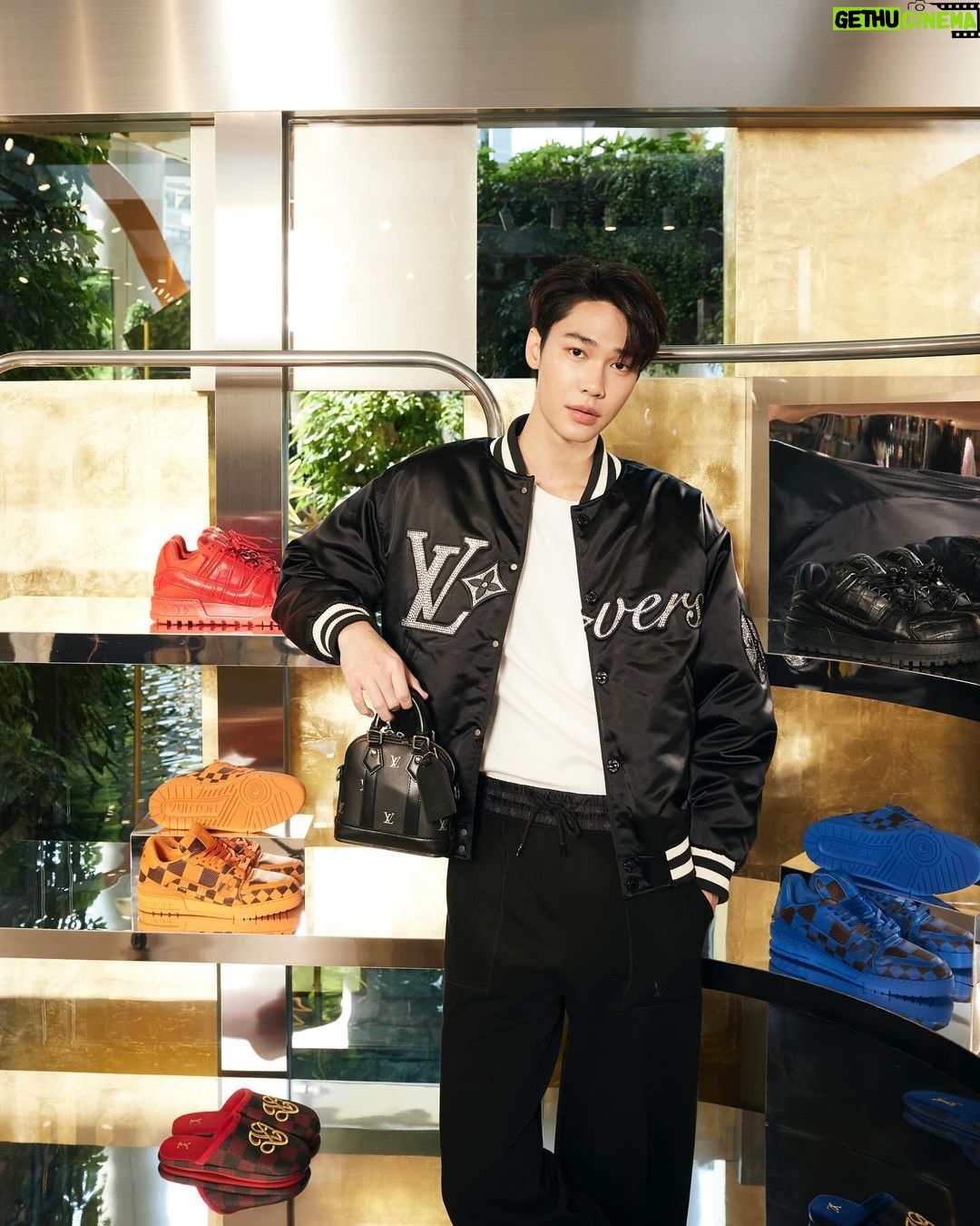 Jirawat Sutivanichsak Instagram - Me in varsity with the LVERS! พบกับป๊อปอัพ สโตร์ที่โดดเด่นด้วยลายตารางหมากรุก Damier สีทองจากคอลเลกชัน Spring/Summer 2024 ของ Louis Vuitton ได้แล้ววันนี้ที่ สยามพารากอนและเซ็นทรัล ภูเก็ต ฟลอเรสต้า @louisvuitton