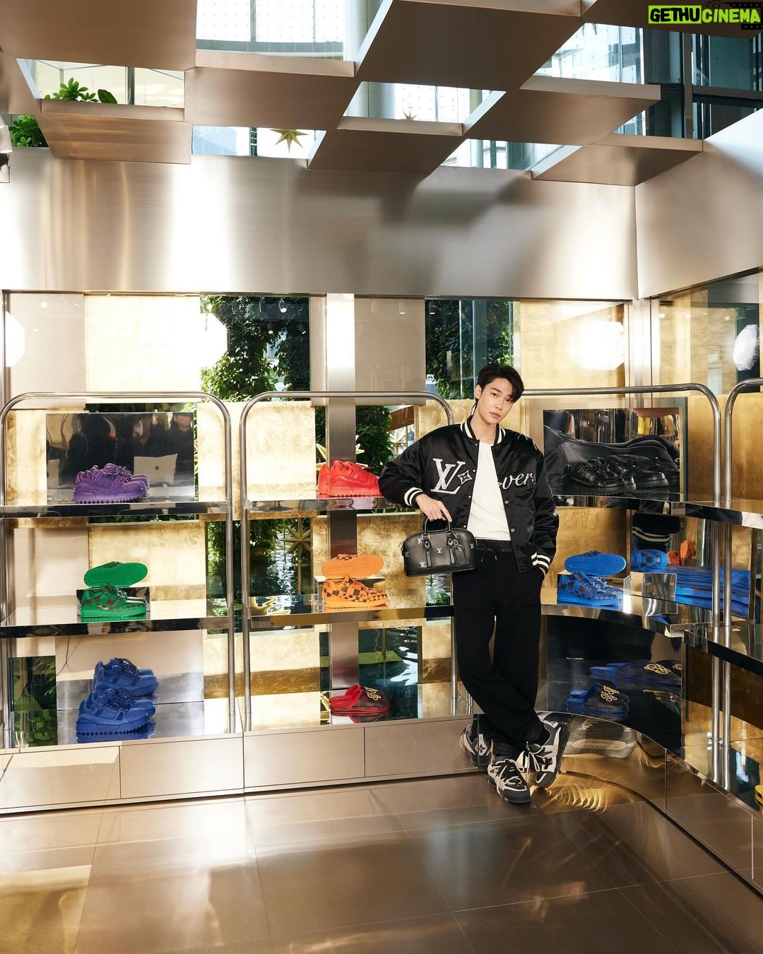 Jirawat Sutivanichsak Instagram - Me in varsity with the LVERS! พบกับป๊อปอัพ สโตร์ที่โดดเด่นด้วยลายตารางหมากรุก Damier สีทองจากคอลเลกชัน Spring/Summer 2024 ของ Louis Vuitton ได้แล้ววันนี้ที่ สยามพารากอนและเซ็นทรัล ภูเก็ต ฟลอเรสต้า @louisvuitton