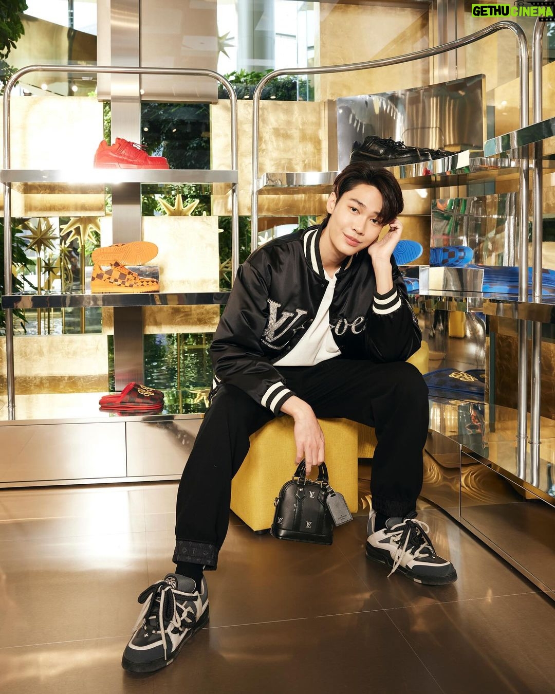 Jirawat Sutivanichsak Instagram - Me in varsity with the LVERS! พบกับป๊อปอัพ สโตร์ที่โดดเด่นด้วยลายตารางหมากรุก Damier สีทองจากคอลเลกชัน Spring/Summer 2024 ของ Louis Vuitton ได้แล้ววันนี้ที่ สยามพารากอนและเซ็นทรัล ภูเก็ต ฟลอเรสต้า @louisvuitton