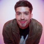 João Guilherme Ávila Instagram - Vem comigo nas peças essenciais que eu tenho no meu armário para dar aquela pegada diferente nos looks. E sabe o que não pode faltar no bolso da minha jaqueta preferida? O hidratante labial NIVEA Shine, para dar aquele brilho e hidratar de verdade os lábios. #HidratanteLabialNIVEAShine #HidratacaoDeVerdade #TaNoBrilho @niveabrasil