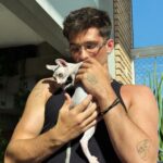 João Guilherme Ávila Instagram - 2 jeitos de se resguardar das negatividades da vida: Música e gatos. 🚫🧢😽 São Paulo, Brazil