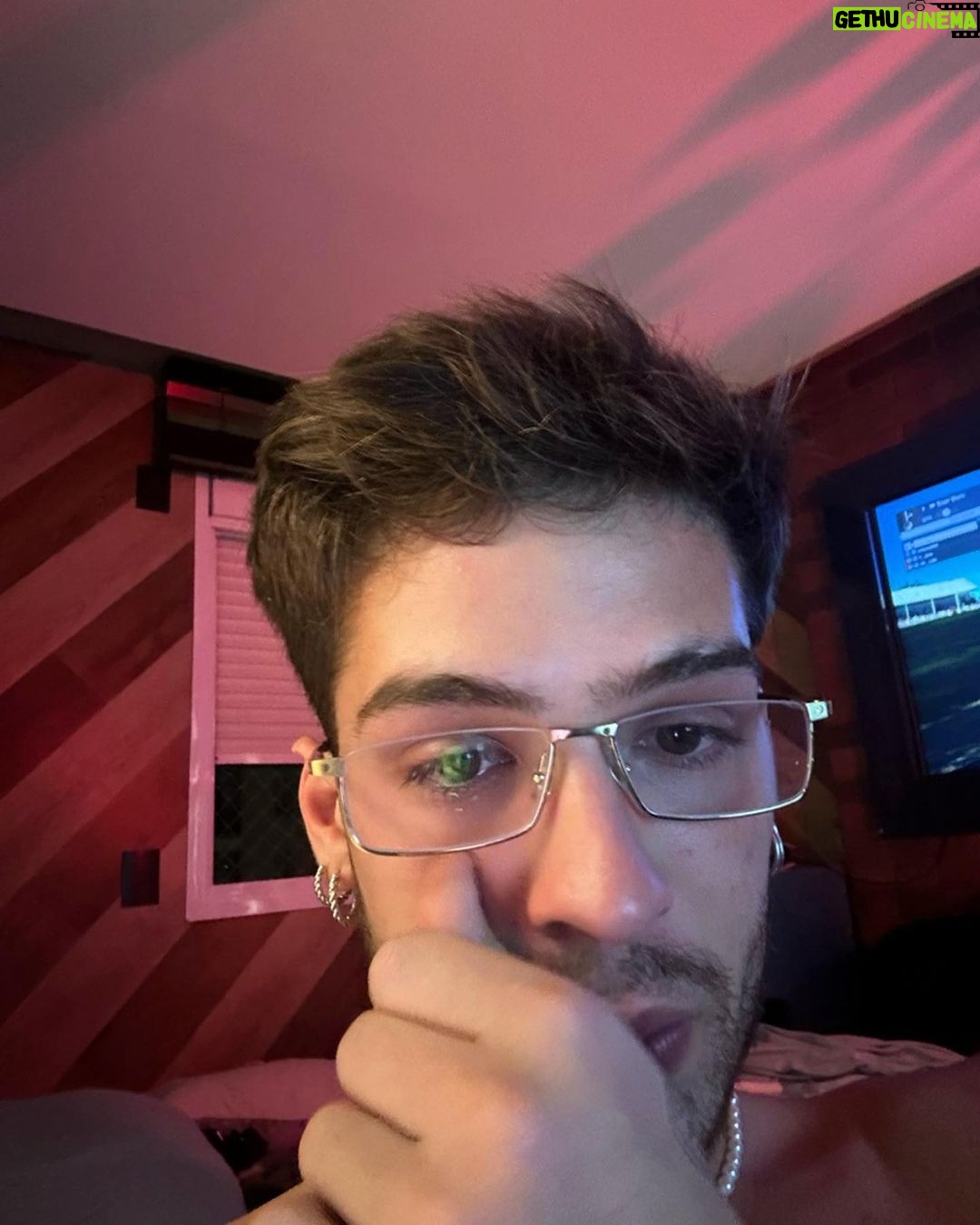 João Guilherme Ávila Instagram - Acabei de ler a 3 Temporada de DV15 assim… Tudo culpa do Floguinho 😡🤯❤️