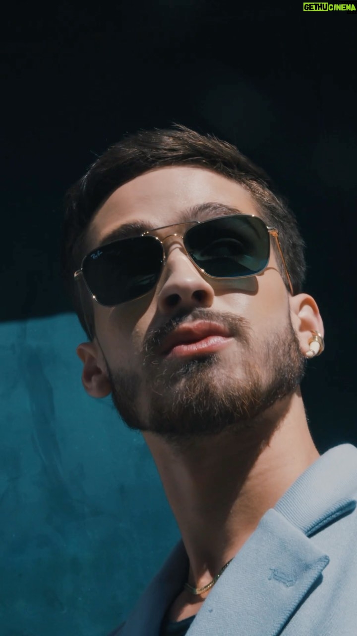 João Guilherme Ávila Instagram - @rayban me convidou para apresentar o lançamento mais icônico do ano e eu que não sou bobo, aceitei! #RayBanReverse traz os modelos clássicos da marca em um design inovador e com o twist que ninguém esperava – lentes invertidas – corre já pra garantir o seu no site da marca e nas melhores óticas do país! #RayBanPartner *publicidade