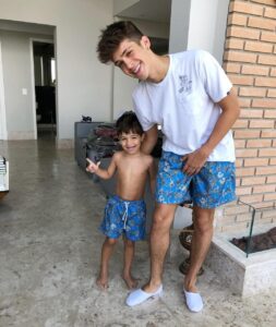 João Guilherme Ávila Instagram - Feliz 12/10, amo vocês ❤️ a criançada nem sempre escuta o que a gente fala, mas quase sempre imita direitinho o que a gente faz. Sejamos exemplo! Fé nas crianças, fé na criança que mora dentro de você 🌟
