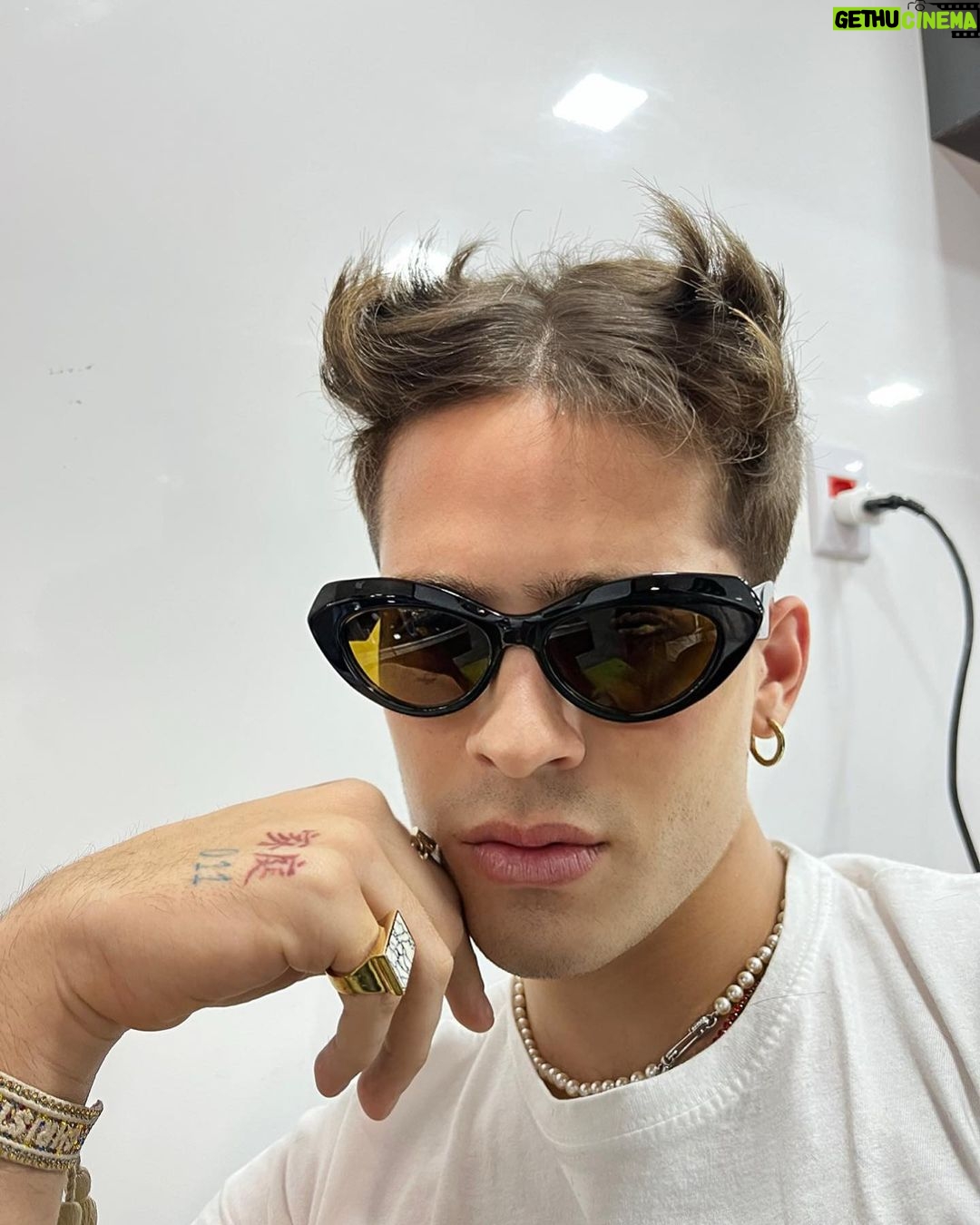 João Guilherme Ávila Instagram - gatos no set 🐱👅 @jao São Paulo, Brazil