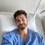 João Guilherme Ávila Instagram – Ontem operei meu joelho.
“Ai meu joelho”
Parte boa: vou melhorar do joelho
Parte ruim: sinto que tem 12 pessoas sentadas no meu joelho 
Em resumo, cuidem dos seus joelhos. 😕 São Paulo, Brazil