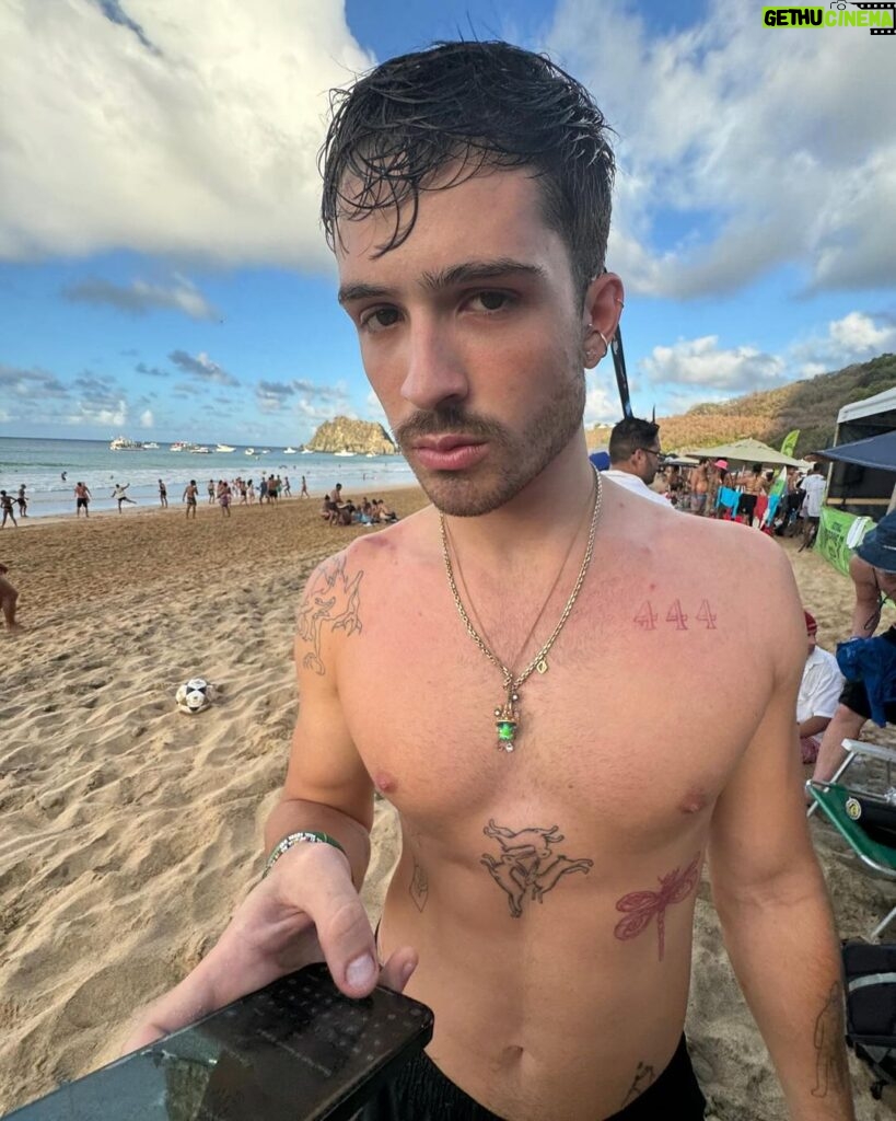 João Guilherme Ávila Instagram - POV: Estou lhe fazendo o pix do coco 🥥 Conceicao Beach