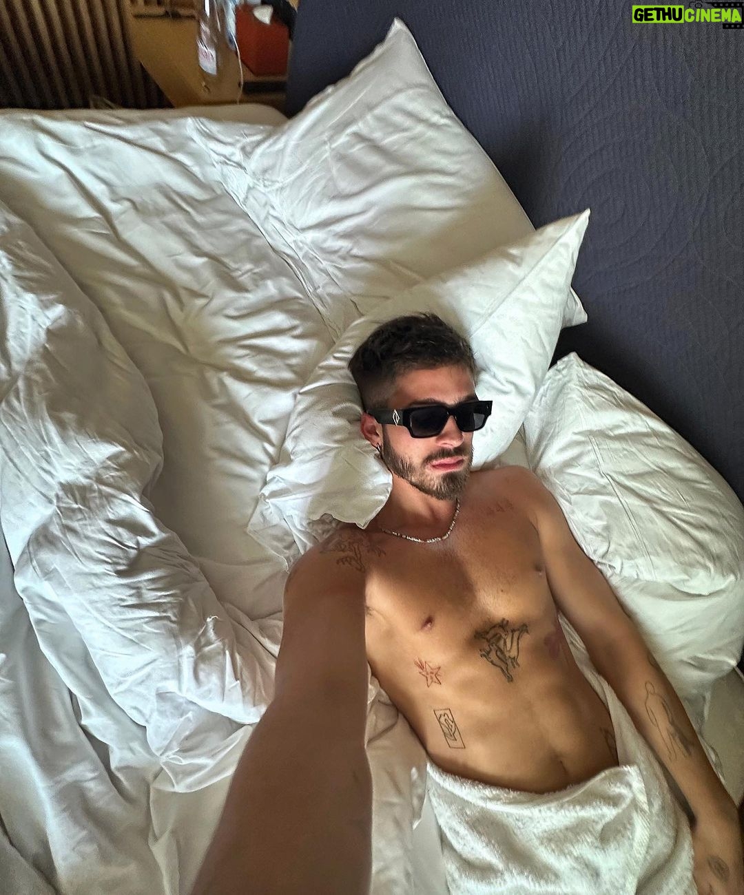 João Guilherme Ávila Instagram - disseram, “reage meu filho”. ai botei o tal do cropped e fui passear… ¯_(ツ)_/¯ Paris, France