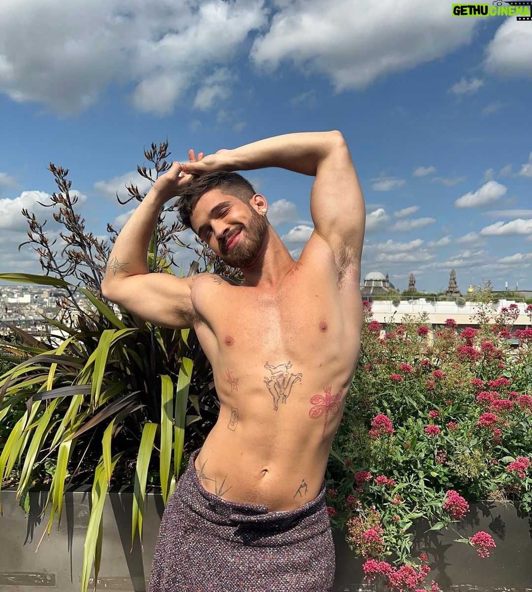 João Guilherme Ávila Instagram - bon soire brasil 🌞 Paris, France