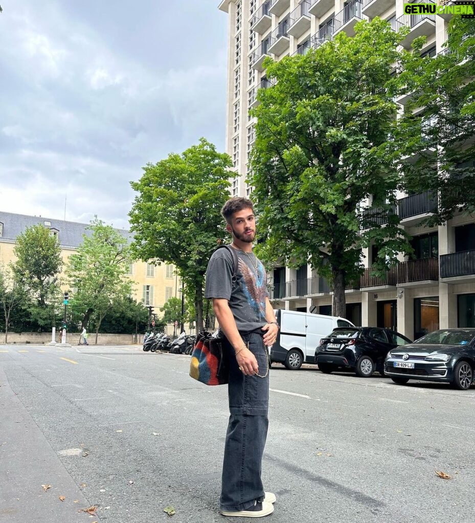 João Guilherme Ávila Instagram - Jota in Paris, Temp. 1 ❤️ Semana quente por aqui! Paris, France