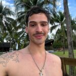 João Guilherme Ávila Instagram – 6:57 AM, primeira selfie do ano ☺️
até breve amoré… Praia de Serrambi/PE