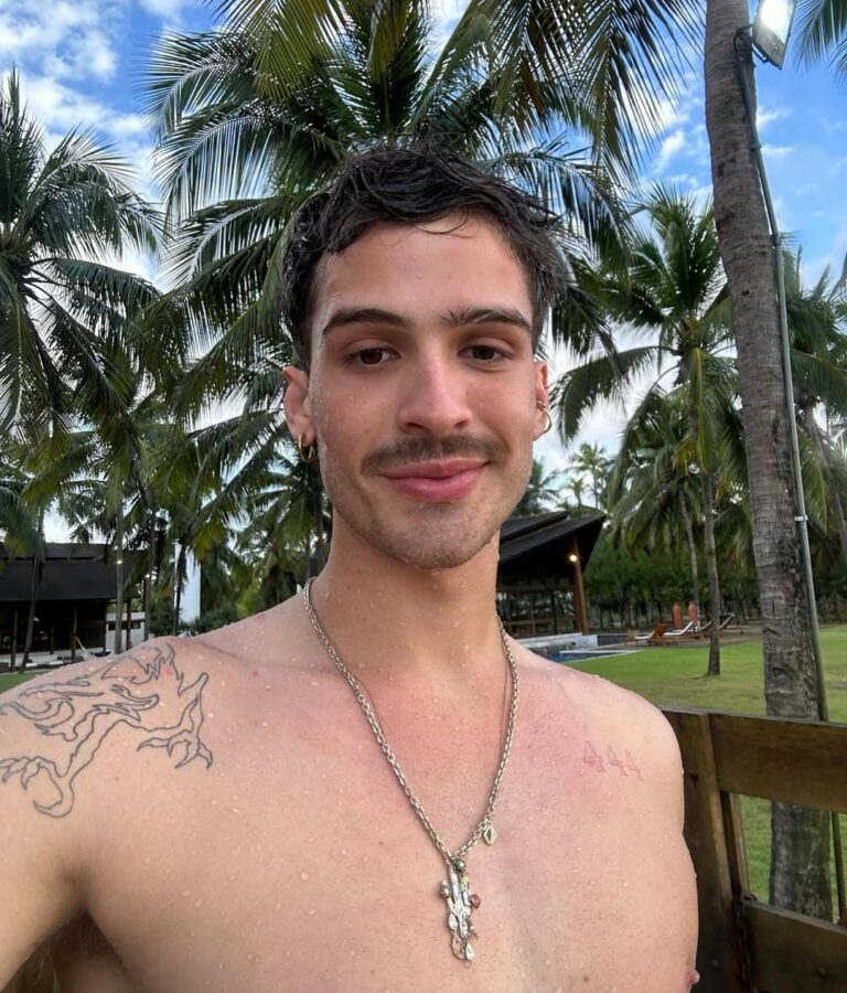 João Guilherme Ávila Instagram - 6:57 AM, primeira selfie do ano ☺️ até breve amoré… Praia de Serrambi/PE