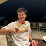 João Guilherme Ávila Instagram – que ano interessante esse que passou. 
dias melhores, enfim, chegarão. 
p o r  f a v o r  cuidem um do outro e do nosso maior bem, o planeta terra. que a guerra vire paz. 
obrigado pelo carinho de todos meus chegados, e das pessoas que me acompanham de alguma forma :) to tentando ser minha melhor versão, até logo. 2024 vem tranquilo. Praia de Serrambi/PE