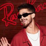João Guilherme Ávila Instagram – Entrando no clima de festa com a @rayban! ✨🎉🕺 Celebrando o fim de ano com estilo e muita alegria. Borá brilhar juntos nessa temporada mágica!