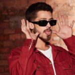 João Guilherme Ávila Instagram – Entrando no clima de festa com a @rayban! ✨🎉🕺 Celebrando o fim de ano com estilo e muita alegria. Borá brilhar juntos nessa temporada mágica!