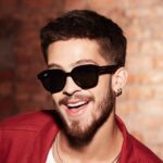 João Guilherme Ávila Instagram – Entrando no clima de festa com a @rayban! ✨🎉🕺 Celebrando o fim de ano com estilo e muita alegria. Borá brilhar juntos nessa temporada mágica!