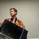 João Guilherme Ávila Instagram - A B Friday, Black Friday da @brastemp, só vai até amanhã e já chegou aqui em casa esse micro-ondas lindão, e olha só: ele tem receitas pré-programadas que ajudam na correria e o mais brabo que é a função Tira Odor, que ajuda na limpeza eliminando odores depois de preparar qualquer coisa! Não deixe no carrinho o sonho de ter uma Brastemp, corre para o site! #BFriday #MeuCarrinhoBrastemp #publi