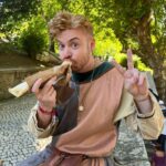 João Pedro Bernardes Instagram - Hoje entrámos num portal do tempo e viajámos até ao século XIV na @viagemmedieval 🏰 Fazemos questão de vir cá todos os anos, beber a bela da sangria, comer os melhores doces e ver espetáculos que nos levam ao tempo dos Reis 👑 Esta viagem medieval é das maiores da Europa!! E acontece de 2 a 13 de Agosto, em Santa Maria da Feira! ⚔️ Ps. Digam lá: estes trajes medievais são a nossa cara ou não? 😂👀 . . #viagemmedieval #santamariadafeira #visitfeira #visitportugal #medievalemportugal #portugal p u b Viagem Medieval em Terra de Santa Maria