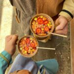 João Pedro Bernardes Instagram - Hoje entrámos num portal do tempo e viajámos até ao século XIV na @viagemmedieval 🏰 Fazemos questão de vir cá todos os anos, beber a bela da sangria, comer os melhores doces e ver espetáculos que nos levam ao tempo dos Reis 👑 Esta viagem medieval é das maiores da Europa!! E acontece de 2 a 13 de Agosto, em Santa Maria da Feira! ⚔️ Ps. Digam lá: estes trajes medievais são a nossa cara ou não? 😂👀 . . #viagemmedieval #santamariadafeira #visitfeira #visitportugal #medievalemportugal #portugal p u b Viagem Medieval em Terra de Santa Maria