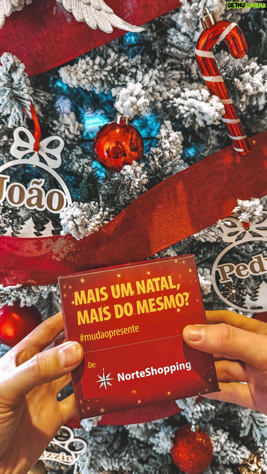 João Pedro Bernardes Instagram - Mais um Natal e mais do mesmo? 👀 63% dos portugueses oferecem os mesmos 🎁 de Natal todos os anos! Por isso, este ano o Pedro foi desafiado pelo @centro.norteshopping a refletir e a comprar-me o presente perfeito! Ele sabe o quão fã sou de ASMR e o quanto isso me ajuda a reduzir o stress do dia. Como os meus phones se estragaram, ele foi em busca de uns novos! E claro.. também foi em busca de chocolates! Que podem ser uma prenda comum mas nunca falham 🍫 E tu? Já sabes o que vais oferecer? Não faças parte das estatísticas! Desembrulha-te de Preconceitos, e #mudaopresente 🫶🏻 #CentroNorteShopping #Natal / pub