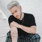 João Pedro Bernardes Instagram - Enfrentar. Lutar. Renascer. Demorei muito (muuuito) tempo a ganhar coragem para fazer a minha primeira tatuagem grande. Sempre quis, mas tinha medo de escolher algo que me fosse arrepender. Pensei nos últimos anos e decidi que queria algo que refletisse parte de quem sou. Esta tatuagem representa o enfrentar-me a mim mesmo, nos meus maiores desejos e medos. Representa a luta interna por tudo aquilo que acredito que mereço e pelo qual irei lutar, por muito que o meu sabotador interno diga “não consegues”. É um reconhecer que mesmo o nosso lado mais escuro faz parte de nós e nos ajuda a apreciar a luz e a renascer. Estou muito feliz com o resultado, mesmo! 🤍 E vocês? O que acham? 🫶🏻