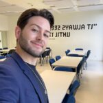 João Pedro Bernardes Instagram - É com muito muito orgulho que posso finalmente partilhar o meu próximo desafio na docência: a coordenação da mais recente Pós-Graduação em Social Media & Content Marketing no IPAM Porto, em parceria com o IADE - Creative University. Assumo esta coordenação em conjunto com António Mendes, Diretor da RFM, que tem sido um apoio! 🙏🏻 Estou mesmo muito entusiasmado com esta oportunidade porque me permite unir os ‘meus’ dois mundos: Por um lado, a paixão que tenho por aprender e viver o Marketing, já desde os meus 16 anos, e por outro, a possibilidade de partilhar, também enquanto docente da Pós-Graduação, tudo o que fui aprendendo com o Cara Coroa, o projeto digital ao qual me entreguei completamente e que permite que a criação de conteúdos digitais seja hoje a minha profissão! Mas voltando à Pós-Graduação: este programa foi desenhado de forma a criar um ambiente académico inovador onde a criatividade e o Marketing trabalham em conjunto para o sucesso das áreas associadas ao Social Media e criação de conteúdo digital! A primeira edição de sempre arranja já em Outubro, mas se quiserem saber mais, espreitem o destaque ‘marketing’ no meu perfil, coloquei lá os links de tudo! Quem sabe não nos encontramos na sala de aula! ☺️ Entrei no IPAM em 2009, e desde então foi sempre a minha segunda casa. Hoje, é ainda mais, de uma forma especial. O João de 16 anos iria ficar muito orgulhoso, espero que vocês também! ❤️ Ps. Swipe left para uma viagem no tempo! #socialmedia #marketing #contentmarketing #digital #creative #ipam #ipamporto #portugal