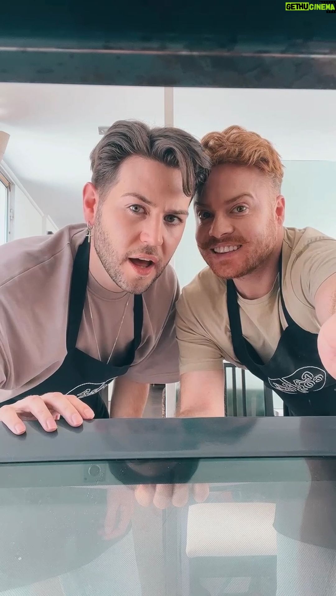 João Pedro Bernardes Instagram - O Menu Cara Coroa acabou de sair do forno! Um site que inclui as nossas receitas preferidas, feitas no canal e que vocês gostaram! 👨🏻🍳 Isto foi cozinhado com a ajuda da @dominios.pt e da campanha zero euros, que nos ofereceu o registo do domínio, o site e o e-mail! ☺️ E temos aqui um bónus para ti! Por fazermos parte do #clubedominiospt, criámos um guia onde partilhámos todo o nosso processo, com um step by step para te ajudar a tirar a tua ideia da gaveta, ou do forno, ou de onde quiseres!! 💥 Agora é a tua vez! 🍀 PUB