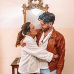 João Pedro Bernardes Instagram - 11 anos separam estas fotografias! 🍓 Já nem me lembro bem quando foi a última vez que nos vimos, mas quis o Universo que nos reencontrássemos aqui no Funchal. Tive a sorte e o privilégio de a poder ver brilhar, uma vez mais, no palco. Chamo-a carinhosamente de ‘Mãezinha’, não só por ter sido a mãe da minha personagem nos Morangos, mas por ter sido mesmo como uma Mãe para mim, naquela altura em que estava longe de casa. Podia estar longe da minha casa, mas tive sempre família em Lisboa. E tenho a certeza que mesmo que se passem outros 11 anos sem nos vermos, sei que quando acontecer, vamos voltar a sorrir e abraçar-nos como se estivéssemos estado juntos ontem. Adoro a Rosa, admiro-a muito muito. Que feliz me senti ontem, que abraço bom! ❤️ Quem estiver na Madeira e a quiser ver, passem pelo Teatro Baltazar Dias, no Funchal, e assistam ao MUDA, tem hoje o último espetáculo às 21h! 🌹 Ps. Quem gostava de ver um regresso da Carmen e do Bruno? 👀🍓 Funchal, Madeira, Portugal