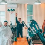 João Pedro Bernardes Instagram – Na semana passada fomos ao @velhojackbarbershopespinho e para nós ir lá não é só “cortar a barba e o cabelo”:
É poder estar com o Diogo, que nos recebe sempre com a boa energia dele e com a sua paixão no que faz 🫶🏻
É poder fazer festinhas ao Jack, a melhor mascote do mundo 🐾
É poder conhecer a Carolina, que tem um talento daqueles que emociona ❤️
Se nunca lá foram, passem por lá… temos certeza que se vão sentir que não vão apenas “cortar a barba e o cabelo”!
.
.
.
#menstyle #streetstyle #menfashion #travel #portugal #lifestyle #hairstyle #menhairstyle #hair #makeover #couple #frenchie #barber #beard #velhojackbarbershop #velhojackbarbershopespinho Espinho