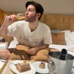 João Pedro Bernardes Instagram – Quem faz anos quem é? 🙋🏻♂️🥳 um resumo do meu dia, com tudo o que eu mais amo: 🎂🥂👨🏻🦰🛁🧖♂️🏔️🍔💤
E ainda dizem que não existem planos perfeitos 🤍
Feliz 🫶🏻