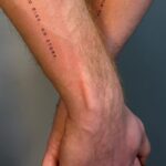 João Pedro Bernardes Instagram – Fizemos a nossa primeira tatuagem 🤍 A escolha não foi difícil. É uma frase que esteve presente no nosso visionboard para 2022 que diz que se não corrermos riscos, não teremos uma história para contar. E o Cara Coroa representa exatamente isso! Obrigado a vocês que nos apoiam e fazem com que este risco, tenha sido uma aposta segura! 🤍