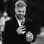 João Pedro Bernardes Instagram – Digam lá se não me saiu a sorte grande? 👀🤍
Ps. Ele está claramente a encomendar comida. Não está a falar comigo. Não se deixem enganar.