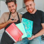 João Pedro Bernardes Instagram – 📘 GIVEAWAY Caderno Inteligente📗

O Natal está a chegar e aqui está a primeira oportunidade para ganhares o teu primeiro presente 🎁🫶🏻

Fomos desafiados a criar o ‘Menu Cara Coroa’ tendo como inspiração os CIs! 😋 E é exatamente tudo isto que podes ganhar:

🥗 – Entrada  – Salada com o Verde Pastel 
🍜 – Prato Principal – Ramen com o Maldives
🍰 – Sobremesa – Cheesecake de Morango com o Lovely Golden Love 

Para ganhares e poderes provar o ‘Menu Cara Coroa’ só tens de:
1. Seguir @joao.caracoroa , @pedro.caracoroa e @cadernointeligente_pt
2. Comentar este post identificando dois amigos com quem gostarias de partilhar o ‘Menu’. Ah, e não vale identificar famosos 👀

Podes participar as vezes que quiseres, assim tens mais chances de ganhar! O sorteio será feito no dia 12 de Dezembro, e o/a vencedor/a será comunicado/a aqui nos stories nesse dia! 

Boa sorte e bom Natal! 🍀🎄 pub
.
.
.
#cadernointeligente #cadernointeligenteportugal 
#weloveci #lovely #lifestyle #portugal