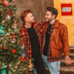 João Pedro Bernardes Instagram – A entrar no espírito natalício 🎄🤍 Ontem foi a festa de Natal da @lego, e para nós é como se marcasse o início da época do Natal (até mais do que ouvir a Mariah cantar ✌🏻). Voltando a assuntos sérios: por cada presente construído por vocês em peças Lego, e se o partilharem nas redes sociais com a hashtag #BuildToGive, a Lego oferecerá um presente a uma criança desfavorecida, dando-lhe a hipótese de brincar e ter um natal com um bocadinho mais cor 🎁

Aqui ficam as fotografias que mostram a festa, e claro, vejam os presentes que construímos ☺️

Façam parte desta iniciativa e juntos vamos construir um mundo melhor 🥰

Obrigado @suit.pr pelo incrível convite, que se tornou já uma tradição de Natal 🎅🏼 🫶🏻
.
.
.
#lego #forthejoyofplay #legoportugal #lifestyle #portugal #ginger #ruivo #redhead #couple #lgbt #lisboa #lisbon #couplelove #christmas #family #rebuildtheworld #toys