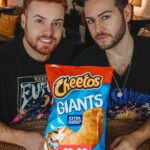 João Pedro Bernardes Instagram – Hoje vamos provar os Cheetos Giants com extra queijo! 🤤
Diz-nos se já provaste ou se gostavas de provar! 🧀👀
E próximo domingo há novo episódio!✌🏻
.
.
.
#ANossaPrimeiraVez #lifestyle #portugal #food #comida #foodies #couple #couplelgbt #lgbt #reels #continente #compras #ginger #ruivo #cheetos #chips #batatasfritas #fries